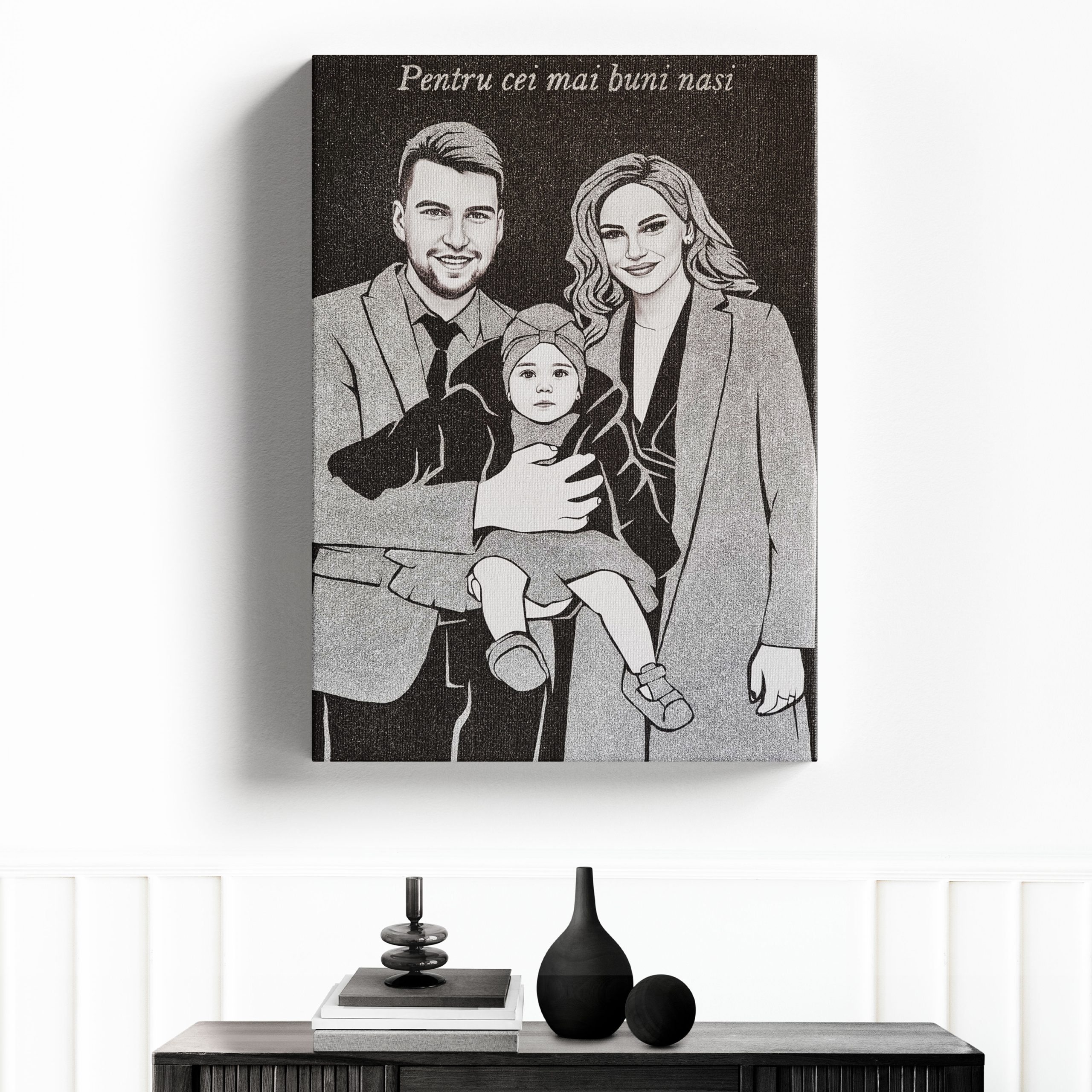 Portrete în sclipici" este o pânză ilustrată alb-negru care prezintă un bărbat, o femeie și un copil pozând împreună, cu textul românesc "Pentru cei mai buni nași" în partea de sus, expus cu stil deasupra unei console moderne.